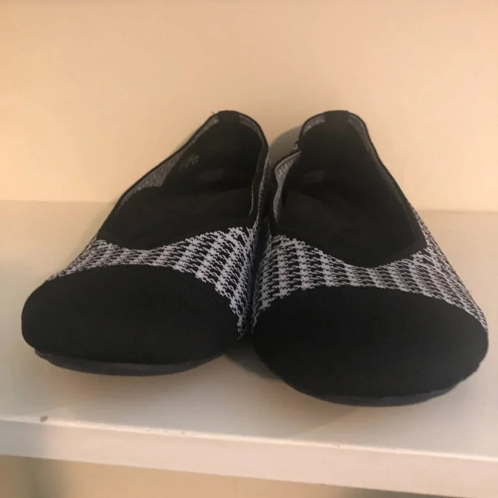 Comfort & Soft Gray and Black Houndstooth Plaid Flats - Size 11 - Picture 3 of 7